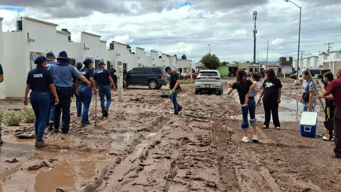 Apoyan cadetes de la Policía Municipal y Bomberos con trabajos de limpieza en zona inundada
