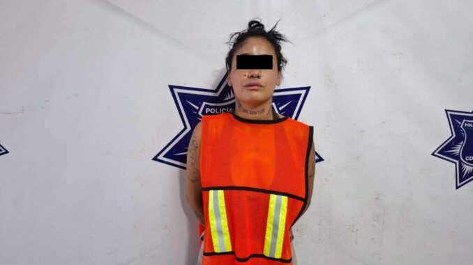 Detienen a mujer y dos adolescentes por causar daños y amenazar a su vecino