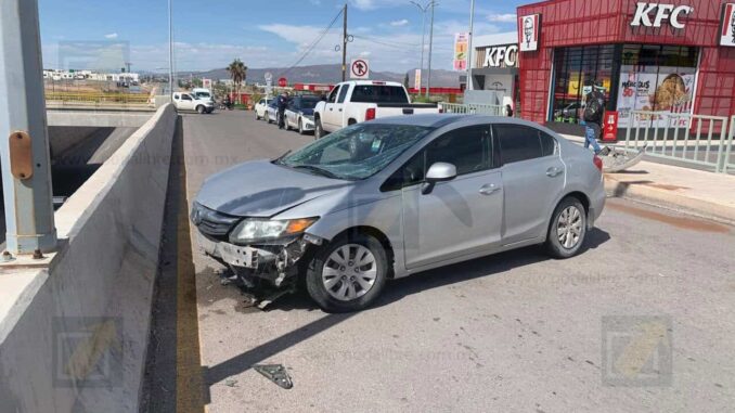 Vehículo se proyecta en estacionamiento de supermercado y causa múltiples daños