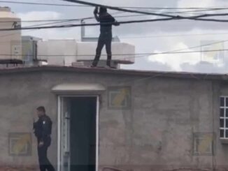 Joven alterado e intoxicado es asegurado por policías en azotea de su vivienda