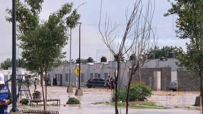 Auxilian a 26 familias tras severa inundación en Praderas del Sur