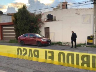 Detienen a hombre tras persecución en techos; aseguran auto robado y arma