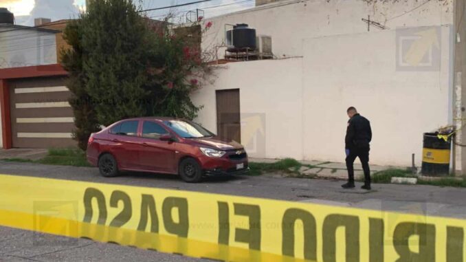 Detienen a hombre tras persecución en techos; aseguran auto robado y arma