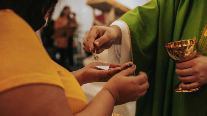 Sacerdote Héctor Alejandro, víctima de ataque armado, permanece en terapia intensiva