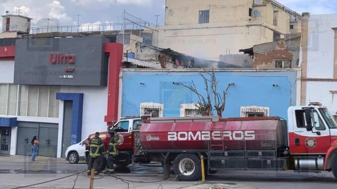 Evalúan daños por colapso en casa tras incendio