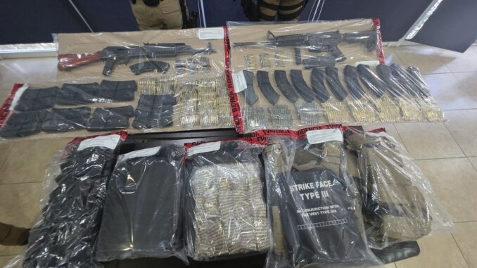 Aseguran vehículo con placas sobrepuestas y arsenal en Aldama