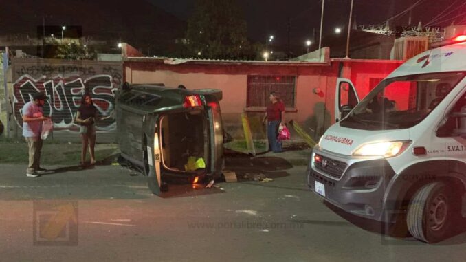 Dos vehículos terminan volcados tras accidente en el Lombardo Toledano