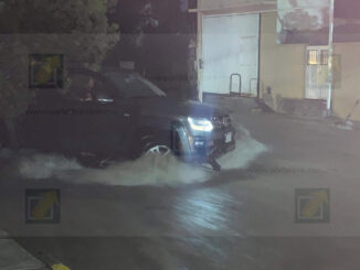 Corriente arrastra pick up en la calle 26; ocupantes fueron rescatados