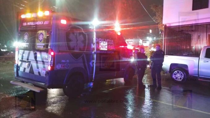 Hombre es rescatado tras ser arrastrado por corriente en El Saucito