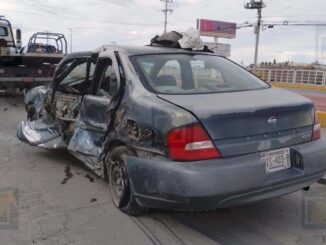 Trailero choca y deja prensado un vehículo en el Juventud
