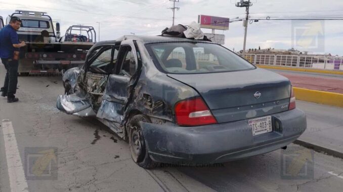 Trailero choca y deja prensado un vehículo en el Juventud