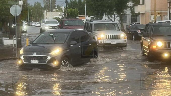 Diez vehículos quedan varados por inundación en el norte de Chihuahua