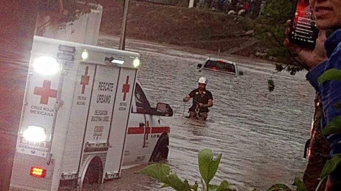 Atienden Cruz Roja  y protección civil inundaciones en Creel