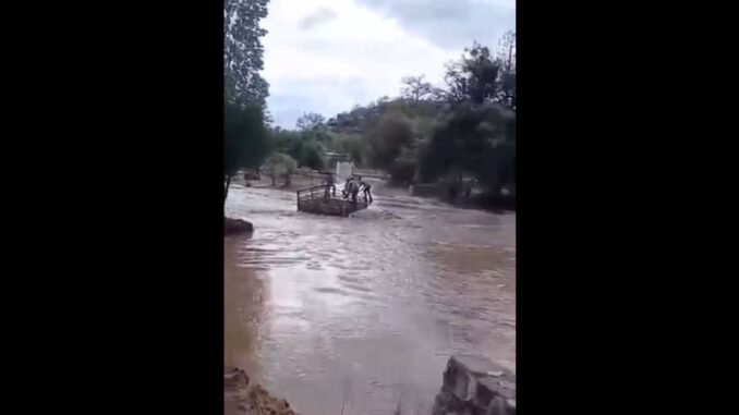 Cuatro hombres quedan atrapados en la corriente del río en Majalca; logran ponerse a salvo