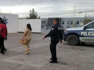 Rescatan a hombre que intentaba saltar de un puente en la Melchor Ocampo