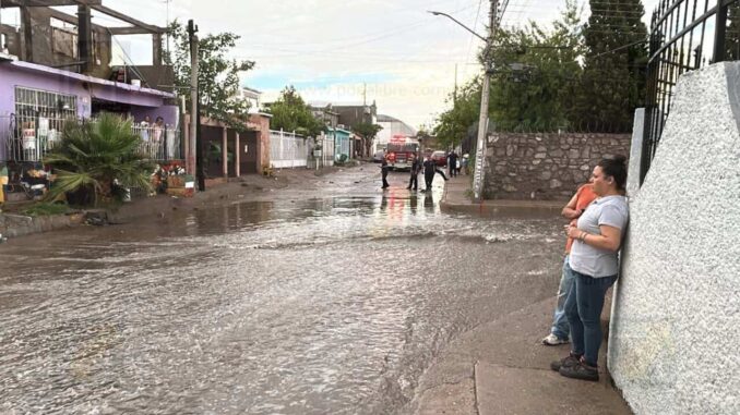 Tormenta provoca arrastre de vehículos en la colonia Infonavit
