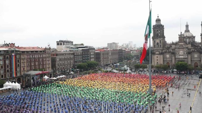 Celebran el orgullo LGBT en la CDMX con una bandera gigante en el Zócalo