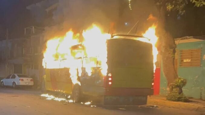 Incendian camión con 5 cuerpos en Acapulco y matan a hombre en Chilpancingo