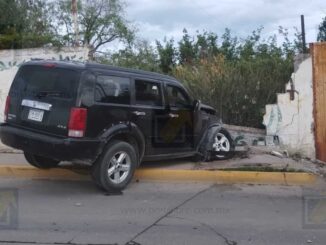 Conductor derriba barda de un vivero y huye